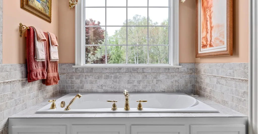 peinture pour carrelage de salle de bain : transforme vos murs et sols avec une finition durable et résistante à l'humidité. facile à appliquer pour un relooking rapide et économique.