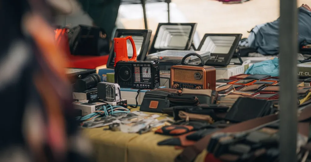 découvrez les marchés aux puces : trésors cachés, objets vintage, bonnes affaires et ambiance unique pour les amateurs de chasse aux bonnes trouvailles.