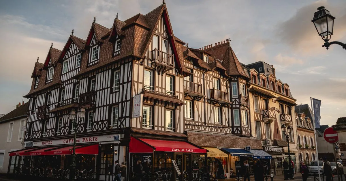 découvrez la cuisine normande, riche en saveurs avec ses produits frais de la mer et ses spécialités traditionnelles comme le camembert, le cidre et les fruits de mer.