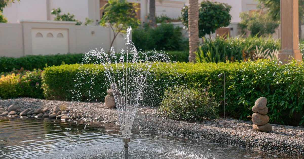 fontaine de jardin solaire : profitez d'une décoration écologique et élégante qui fonctionne à l'énergie solaire pour embellir votre extérieur tout en respectant l'environnement.